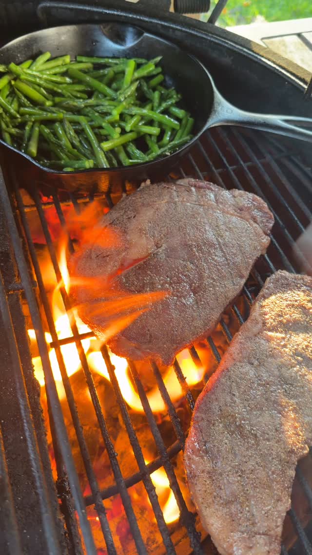 A full egg is a happy egg!

Stacked up on the Big Green Egg with Snake River Farms Wagyu steaks, grilled asparagus, and twice baked potatoes all firing at once. 

This is how you turn a cook into an experience.

#teamsrf #thesrfexperience #biggreenegg #bgeteamgreen #steaknight