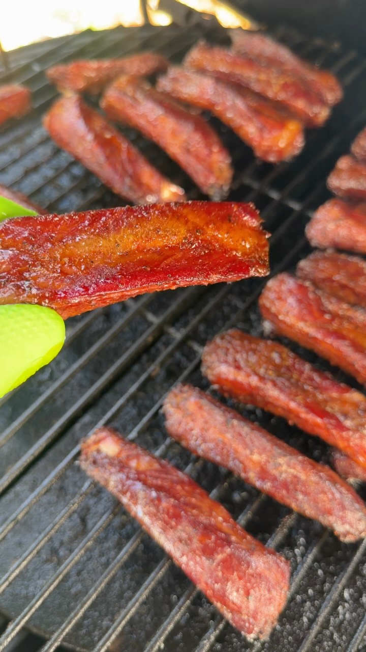 Party ribs season is OPEN!

Snake River Farms Kurobuta pork, Meat Church Honey Hog & Holy Gospel, two hours on the Big Green Egg until that mahogany hits different.

Then into the butter, brown sugar, honey & BBQ bath until the sauce sets and the crust locks in. 

Individual cuts. Perfect bite. Every. Single. Time. Your summer cookouts will never be the same. Let’s go. 

#TeamSRF #thesrfexperience #BGETeamGreen #MeatChurch #PartyRibs
