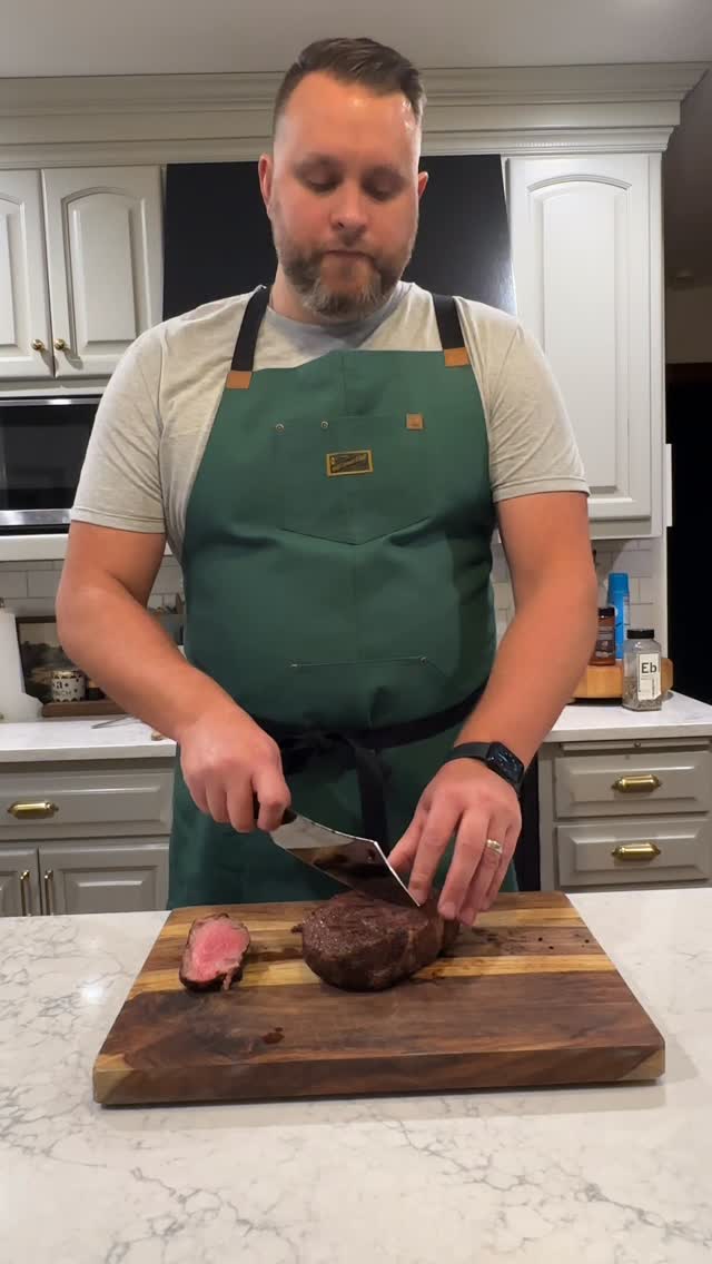 When you cut into your steak and find it perfectly grilled…….

#TeamSRF #thesrfexperience #TeamGreen #BigGreenEgg #JonHamm #apronsquad #hbambassador #hedleyandbennett #SteakTok #PerfectCook #LiveFireCooking #ThatGrillerGuy #GrillLife #SteakLovers #GrillReels #FoodieReels #BBQLife #HomeChef #CookingReels #ViralReels