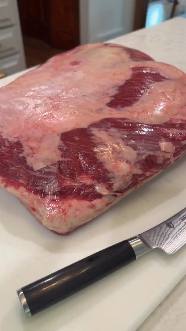A little trim work before the magic happens.

Getting these Snake River Farms 3-bone American Wagyu plate ribs dialed in with my Shun SRF boning knife. Good things take time... and these beauties are worth every minute.

Stay tuned. The best is yet to come.

#TeamSRF #thesrfexperience #wagyu #beefribs #shunknives