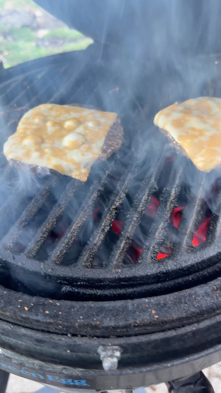 Forever one of my favorite sights, sounds, and smells!

🍔: @snakeriverfarms 
🔥: @biggreenegg 

#TeamSRF #BGETeamGreen #Cheeseburger #wagyu #beef